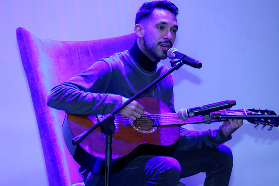 Renzo López tocando la guitarra