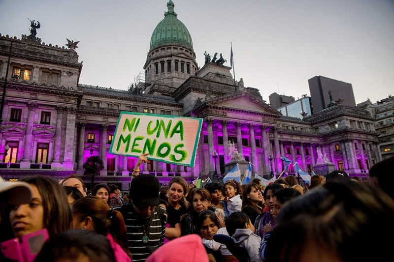 Movilización de mujeres frente al edificio del Congreso de la Nación con carteles con la inscripción Ni una menos