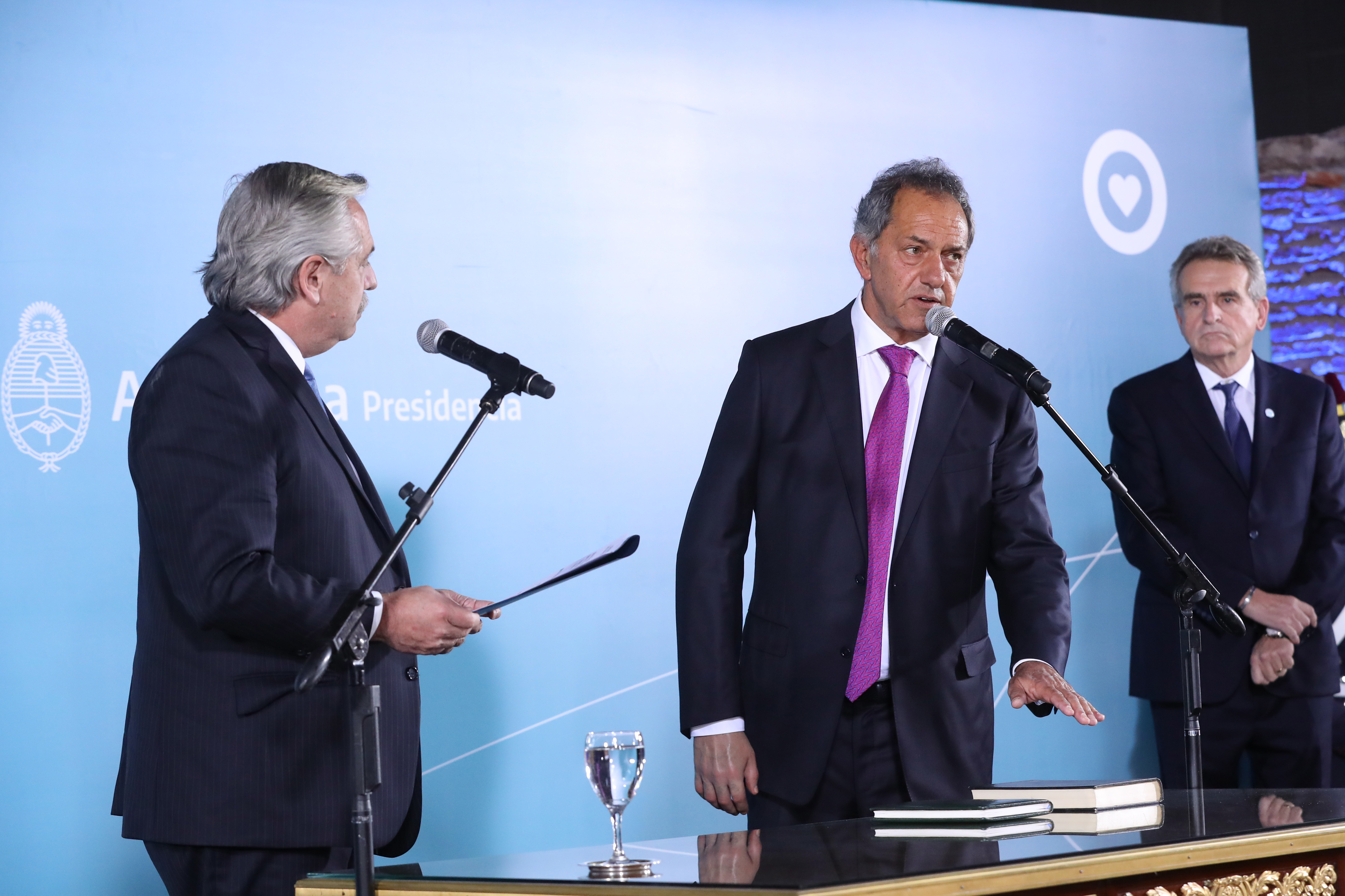 A la izquierda de la imagen se encuentra el Presidente de la Nación, Alberto Fernández, y a la derecha, el nuevo Ministro, Daniel Scioli, en el momento del juramento.